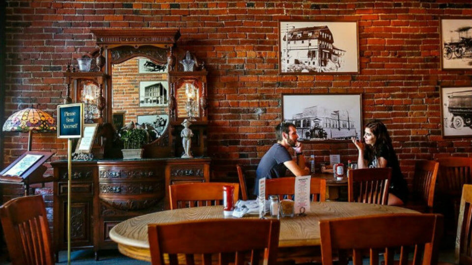 Ảnh tiêu biểu- Mẹo thiết kế quán cafe phong cách Vintage làm say đắm khách hàng